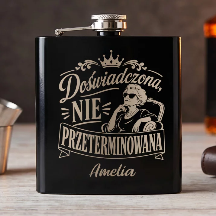 Piersiówka z Grawerem Dla 80 Latki Prezent Na 80 Urodziny Dla Kobiety: Doświadczona, Nie Piersiówka z Grawerem Dla 80 Latki Prezent Na 80 Urodziny Dla Kobiety: Doświadczona, Nie