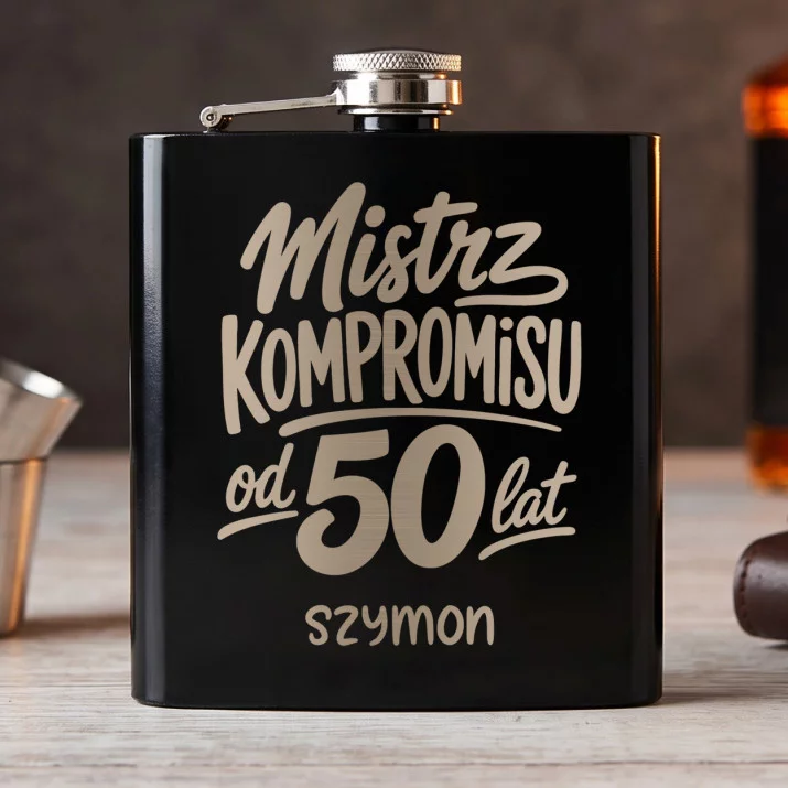 Piersiówka Z Grawerem Na 50 Rocznicę Ślubu Prezent Dla Mężczyzny: Mistrz Kompromisu Od 50 Lat Piersiówka Z Grawerem Na 50 Rocznicę Ślubu Prezent Dla Mężczyzny: Mistrz Kompromisu Od 50 Lat