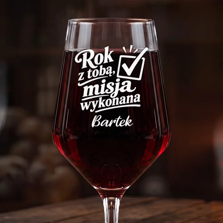 Mega Kieliszek Do Wina z Grawerem Na Pierwszą Rocznicę Ślubu Prezent Na Walentynki Dla Mężczyzny: Rok Z Tobą, Misja Mega Kieliszek Do Wina z Grawerem Na Pierwszą Rocznicę Ślubu Prezent Na Walentynki Dla Mężczyzny: Rok Z Tobą, Misja