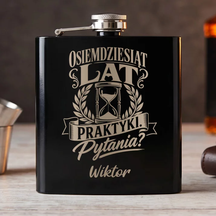 Piersiówka Z Grawerem Na 80 Urodziny Prezent Dla Mężczyzny: Suchy Sarkazm Piersiówka Z Grawerem Na 80 Urodziny Prezent Dla Mężczyzny: Suchy Sarkazm