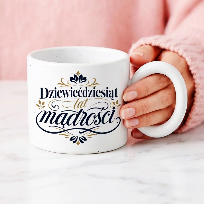 Kubek Z Okrągłym Uchem Dla 90 Latki Prezent Na 90 Urodziny Dla Kobiety: Elegancka Jubilatka Kubek Z Okrągłym Uchem Dla 90 Latki Prezent Na 90 Urodziny Dla Kobiety: Elegancka Jubilatka