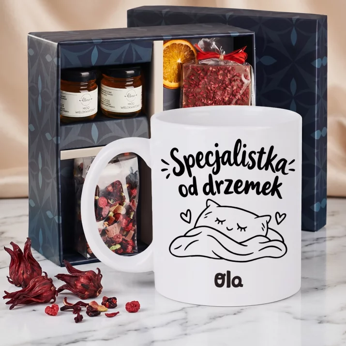 Zestaw Prezentowy z Kubkiem Dla 90 Latki Na 90 Urodziny Dla Kobiety: Specjalistka Od Drzemek Zestaw Prezentowy z Kubkiem Dla 90 Latki Na 90 Urodziny Dla Kobiety: Specjalistka Od Drzemek
