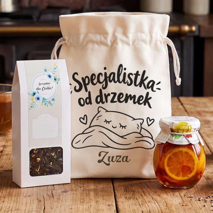 Zestaw Prezentowy z Herbatą Dla 90 Latki Prezent Na 90 Urodziny Dla Kobiety: Specjalistka Od Drzemek Zestaw Prezentowy z Herbatą Dla 90 Latki Prezent Na 90 Urodziny Dla Kobiety: Specjalistka Od Drzemek