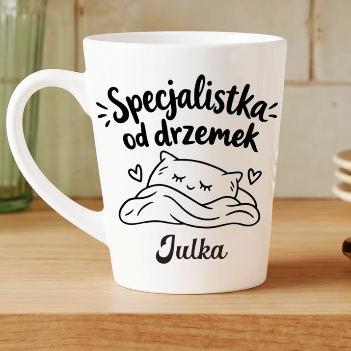 Kubek Personalizowany Dla 90 Latki Prezent Na 90 Urodziny Dla Kobiety: Specjalistka Od Drzemek Kubek Personalizowany Dla 90 Latki Prezent Na 90 Urodziny Dla Kobiety: Specjalistka Od Drzemek