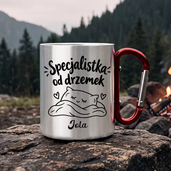 Kubek Metalowy z Karabińczykiem Dla 90 Latki Prezent Na 90 Urodziny Dla Kobiety: Specjalistka Od Drzemek Kubek Metalowy z Karabińczykiem Dla 90 Latki Prezent Na 90 Urodziny Dla Kobiety: Specjalistka Od Drzemek