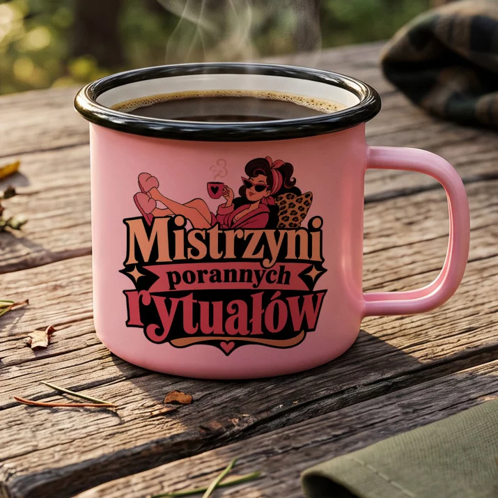 Kubek Emaliowany Dla Dojrzałej Kobiety Prezent Dla Kobiety: Kawowa Mistrzyni Retro Kubek Emaliowany Dla Dojrzałej Kobiety Prezent Dla Kobiety: Kawowa Mistrzyni Retro