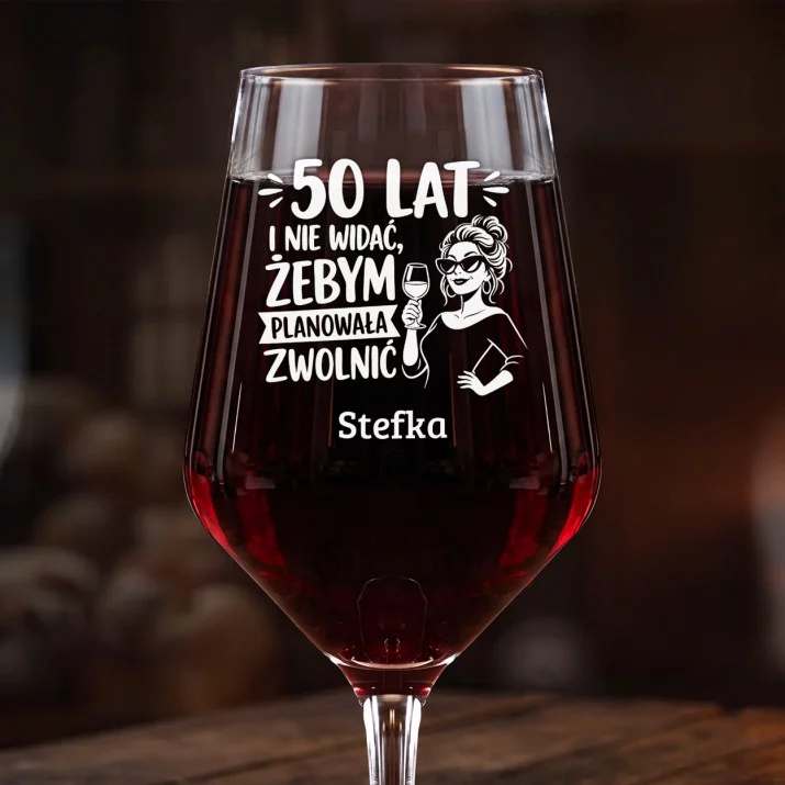Mega Kieliszek Do Wina z Grawerem Na 50 Urodziny Prezent Dla 50 Latki Kobiety: 50 Lat - Nie Zwalniam Mega Kieliszek Do Wina z Grawerem Na 50 Urodziny Prezent Dla 50 Latki Kobiety: 50 Lat - Nie Zwalniam