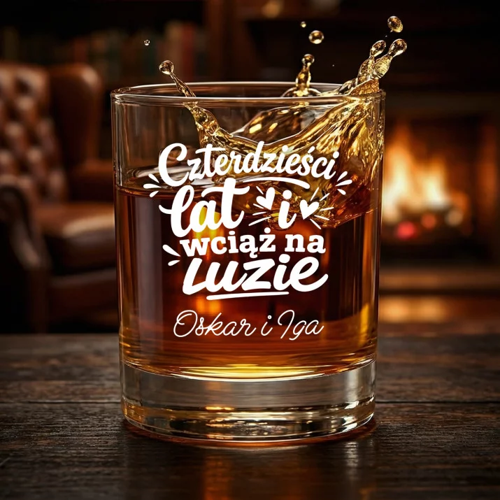 Szklanki Do Whisky z Grawerem Na 40 Rocznicę Ślubu Prezent Dla Pary: Czterdzieści Lat I Wciąż Szklanki Do Whisky z Grawerem Na 40 Rocznicę Ślubu Prezent Dla Pary: Czterdzieści Lat I Wciąż