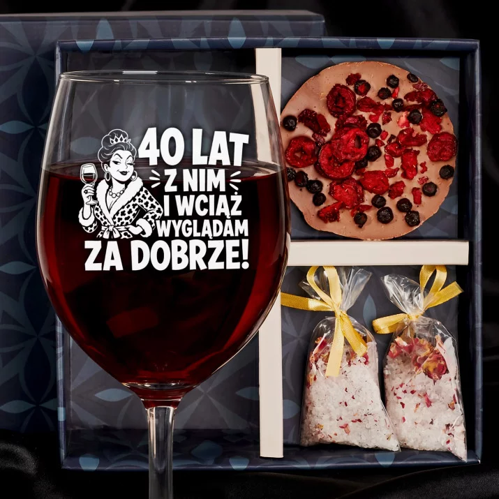 Zestaw Prezenowy Z Kieliszkiem Do Wina Na 40 Rocznicę Ślubu: 40 Lat Z Nim Zestaw Prezenowy Z Kieliszkiem Do Wina Na 40 Rocznicę Ślubu: 40 Lat Z Nim