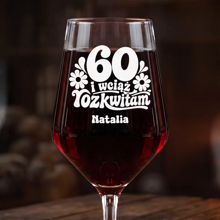 Mega Kieliszek Do Wina z Grawerem Na 60 Prezent Na 60 Urodziny Dla Kobiety: 60 I Wciąż Rozkwitam Mega Kieliszek Do Wina z Grawerem Na 60 Prezent Na 60 Urodziny Dla Kobiety: 60 I Wciąż Rozkwitam
