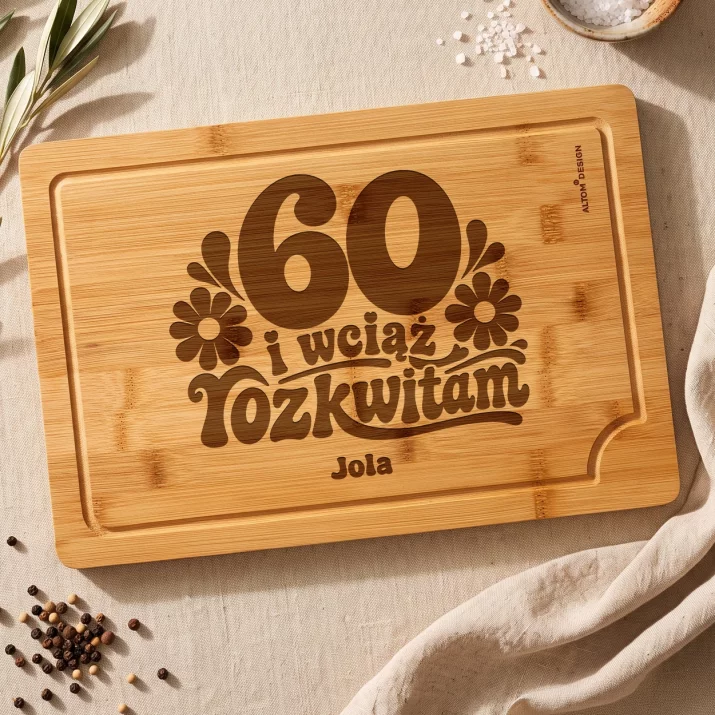 Deska Do Krojenia z Grawerem Na 60 Prezent Na 60 Urodziny Dla Kobiety: 60 I Wciąż Rozkwitam