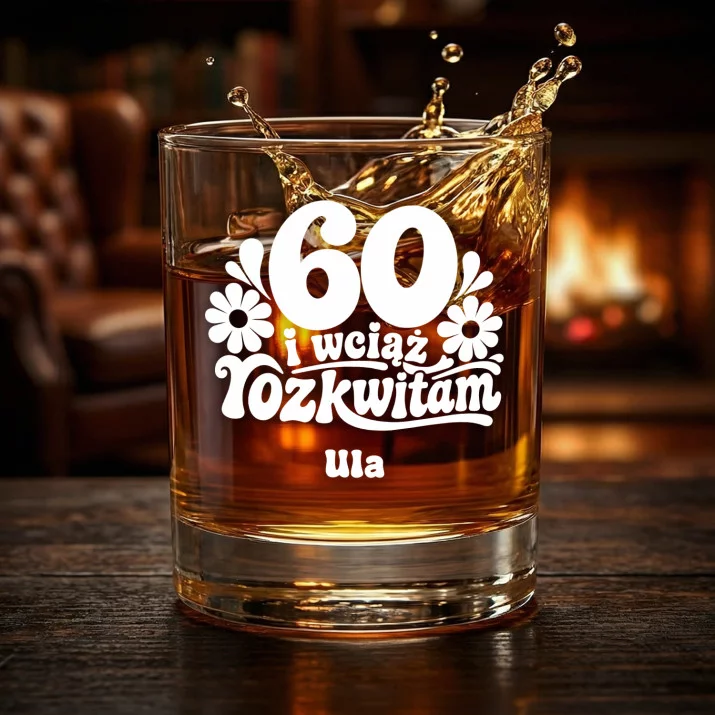 Szklanki Do Whisky z Grawerem Na 60 Prezent Na 60 Urodziny Dla Kobiety: 60 I Wciąż Rozkwitam Szklanki Do Whisky z Grawerem Na 60 Prezent Na 60 Urodziny Dla Kobiety: 60 I Wciąż Rozkwitam