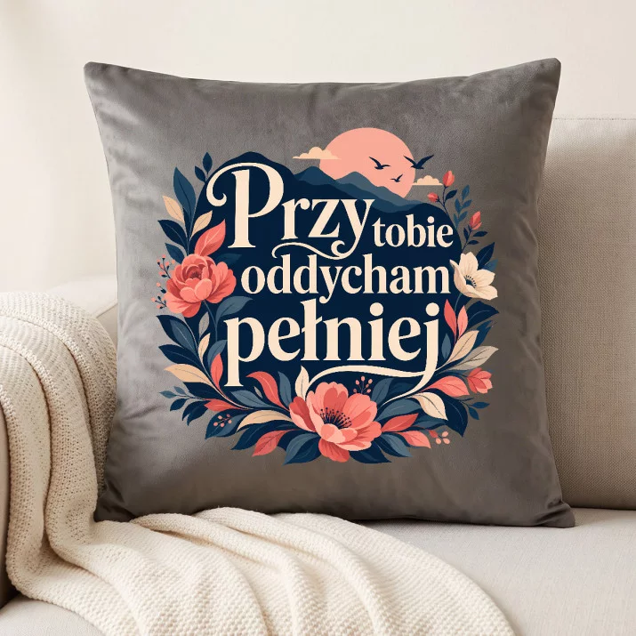Poduszka Dekoracyjna Dla Żony Prezent Na Rocznicę Ślubu Dla Kobiety: Przy Tobie Oddycham Pełniej Poduszka Dekoracyjna Dla Żony Prezent Na Rocznicę Ślubu Dla Kobiety: Przy Tobie Oddycham Pełniej