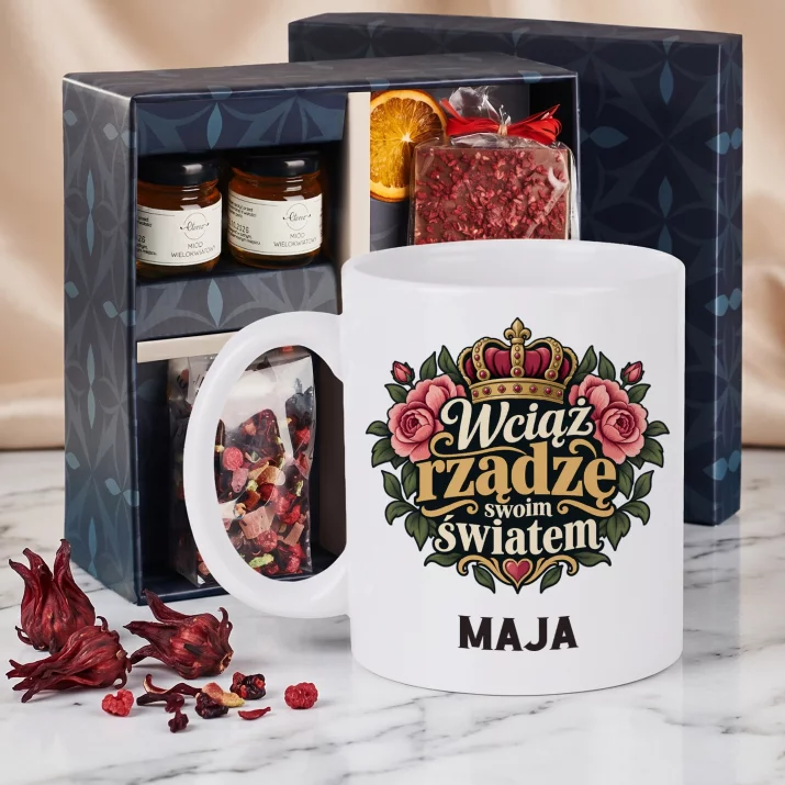 Zestaw Prezentowy z Kubkiem Dla Babci Na Dzień Babci Dla Kobiety: Wciąż Rządzę Swoim Zestaw Prezentowy z Kubkiem Dla Babci Na Dzień Babci Dla Kobiety: Wciąż Rządzę Swoim