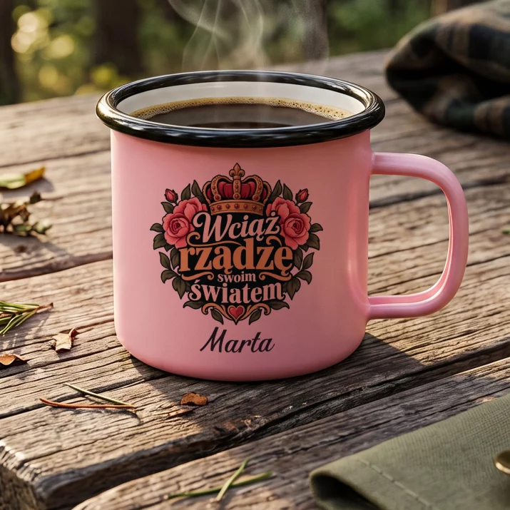 Kubek Emaliowany Dla Babci Prezent Na Dzień Babci Dla Kobiety: Wciąż Rządzę Swoim Kubek Emaliowany Dla Babci Prezent Na Dzień Babci Dla Kobiety: Wciąż Rządzę Swoim