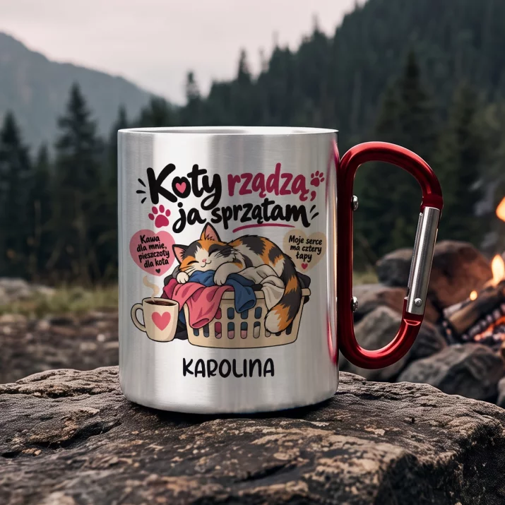 Kubek Metalowy z Karabińczykiem Dla Kociary Prezent Dla Kobiety: Koty Rządzą, Ja Sprzątam Kubek Metalowy z Karabińczykiem Dla Kociary Prezent Dla Kobiety: Koty Rządzą, Ja Sprzątam