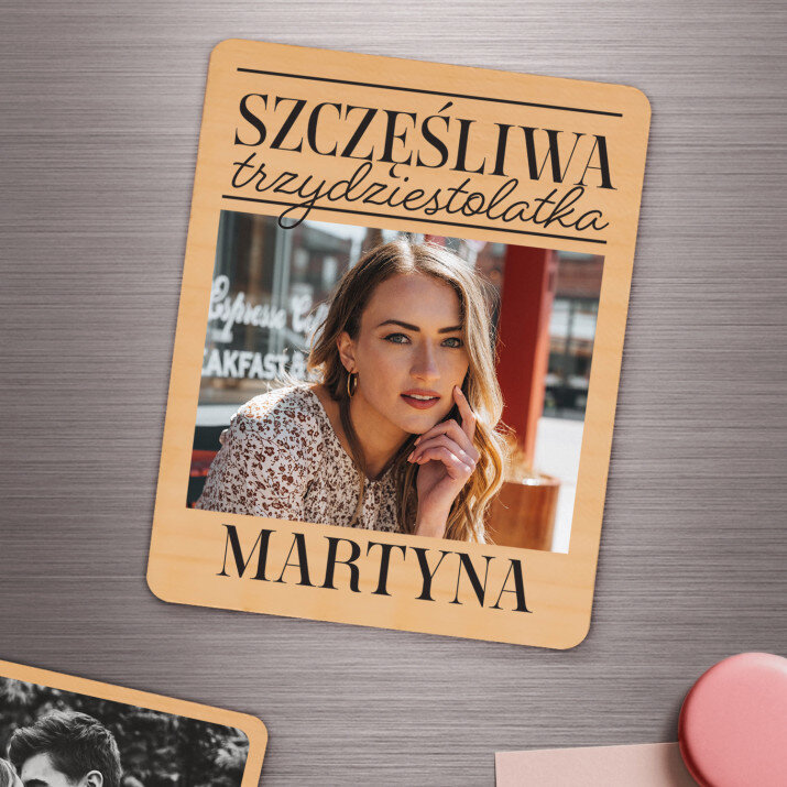 Szczęśliwa trzydziestolatka - Magnes drewniany