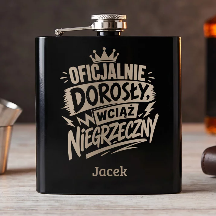 Piersiówka Z Grawerem Na 18 Urodziny Prezent Dla Mężczyzny: Pełnoletni Zadzior Piersiówka Z Grawerem Na 18 Urodziny Prezent Dla Mężczyzny: Pełnoletni Zadzior