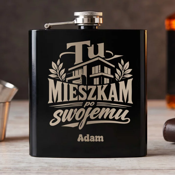 Piersiówka z Grawerem Na Nowe Mieszkanie Prezent Dla Mężczyzny: Tu Mieszkam Po Swojemu Piersiówka z Grawerem Na Nowe Mieszkanie Prezent Dla Mężczyzny: Tu Mieszkam Po Swojemu