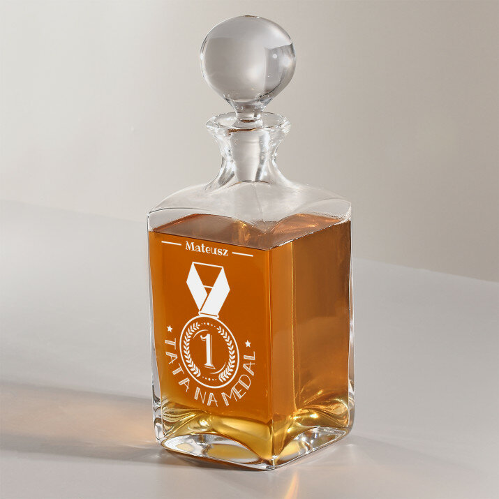 Tata na medal - grawerowana karafka do whisky