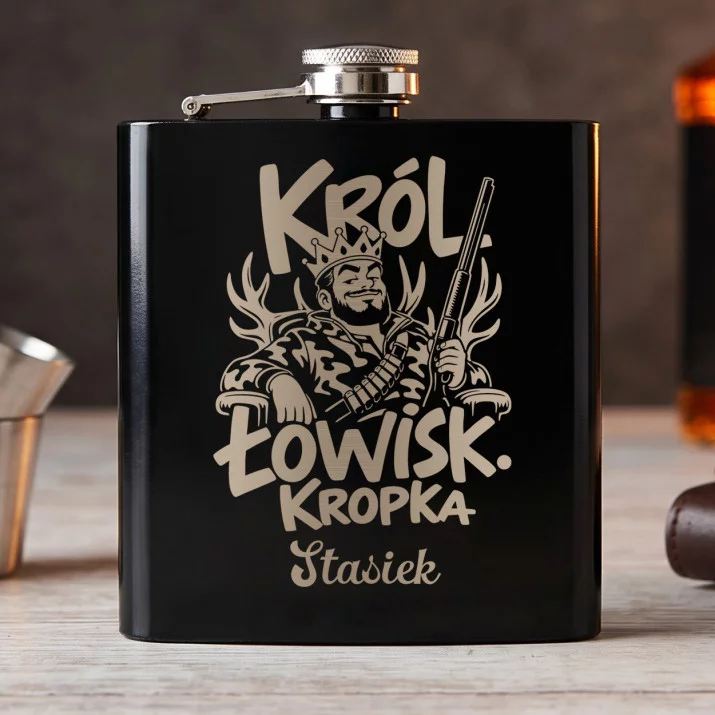 Piersiówka Z Grawerem Dla Myśliwego Prezent Dla Mężczyzny: Król Łowisk. Kropka Piersiówka Z Grawerem Dla Myśliwego Prezent Dla Mężczyzny: Król Łowisk. Kropka