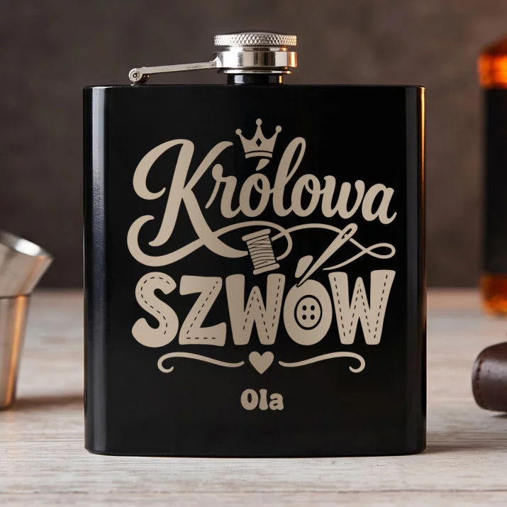 Piersiówka z Grawerem Dla Krawcowej Prezent Dla Kobiety: Królowa Szwów Piersiówka z Grawerem Dla Krawcowej Prezent Dla Kobiety: Królowa Szwów