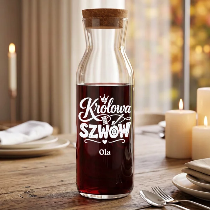 Karafka Do Wina Personalizowana Dla Krawcowej Prezent Dla Kobiety: Królowa Szwów