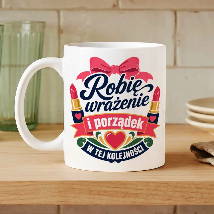 Kubek Z Nadrukiem Na Dzień Kobiet Prezent Dla Kobiety Kobiety: Robię Wrażenie Kubek Z Nadrukiem Na Dzień Kobiet Prezent Dla Kobiety Kobiety: Robię Wrażenie
