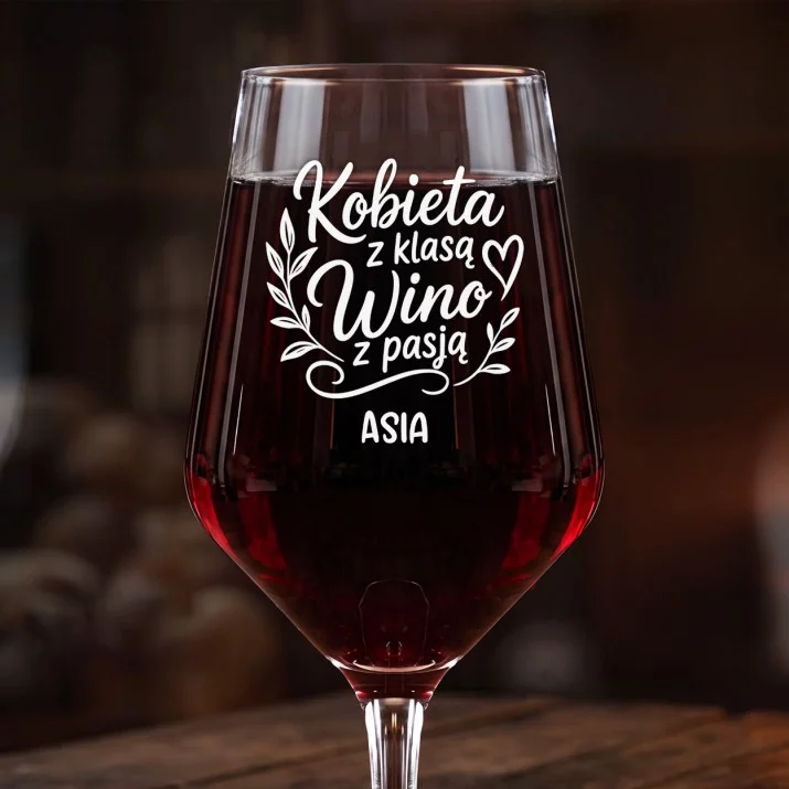Mega Kieliszek Do Wina z Grawerem Na Urodziny Prezent Dla Kobiety: Kobieta Z Klasą - Wino Mega Kieliszek Do Wina z Grawerem Na Urodziny Prezent Dla Kobiety: Kobieta Z Klasą - Wino