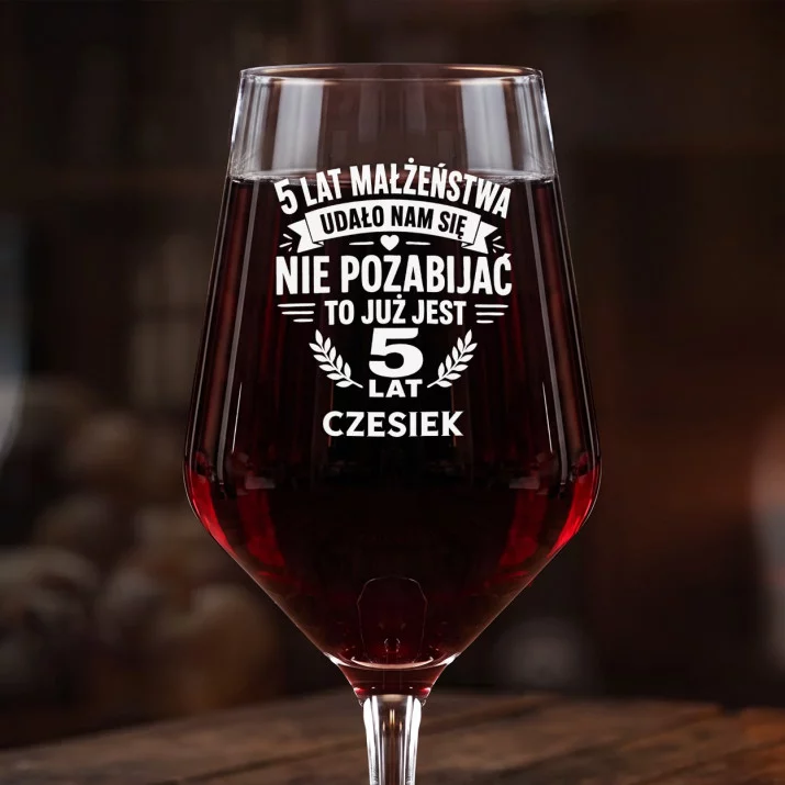 Mega Kieliszek Do Wina z Grawerem Na 5 Rocznicę Ślubu Prezent Dla Mężczyzny: 5 Lat Małżeństwa Mega Kieliszek Do Wina z Grawerem Na 5 Rocznicę Ślubu Prezent Dla Mężczyzny: 5 Lat Małżeństwa