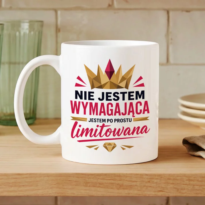 Kubek Z Nadrukiem Na 25 Urodziny Prezent Dla Kobiety: Nie Jestem Wymagająca Kubek Z Nadrukiem Na 25 Urodziny Prezent Dla Kobiety: Nie Jestem Wymagająca