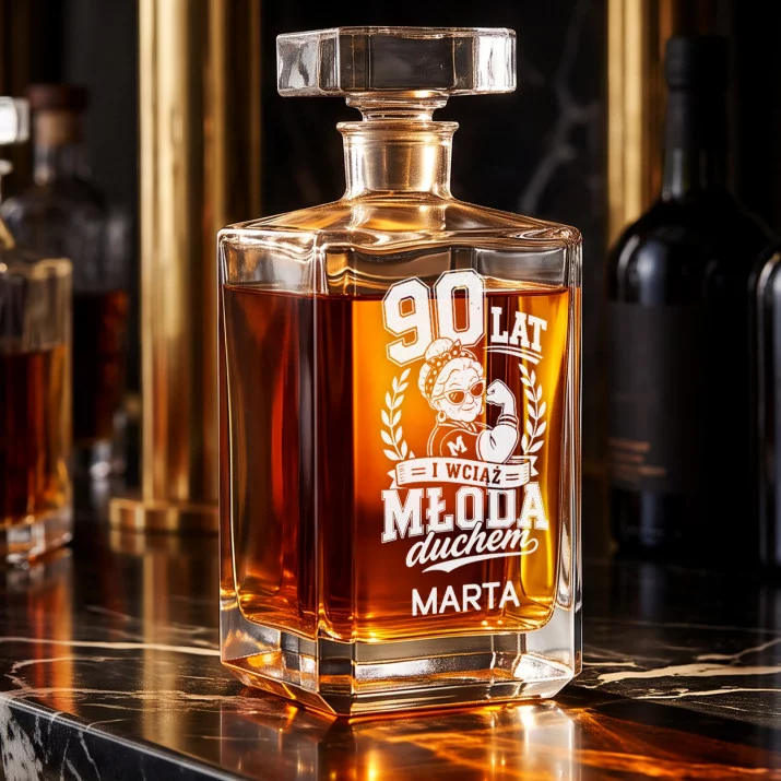 Karafka Do Whisky z Grawerem Dla 90 Latki Prezent Na 90 Urodziny Dla Kobiety: 90 Lat I Wciąż Młoda