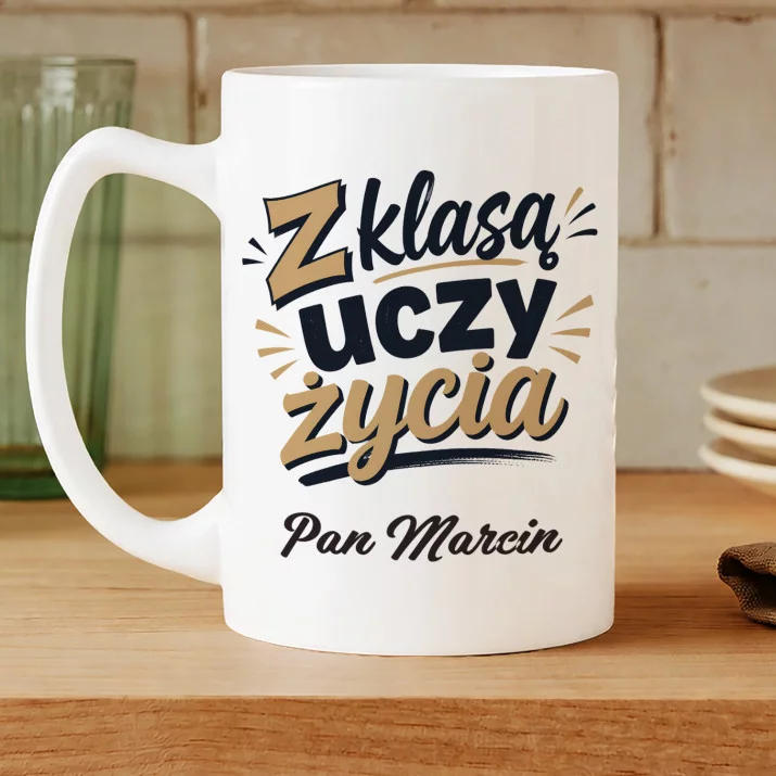 Kubek Personalizowany Na Dzień Nauczyciela Prezent Dla Nauczyciela Mężczyzny: Z Klasą Uczy Życia Kubek Personalizowany Na Dzień Nauczyciela Prezent Dla Nauczyciela Mężczyzny: Z Klasą Uczy Życia