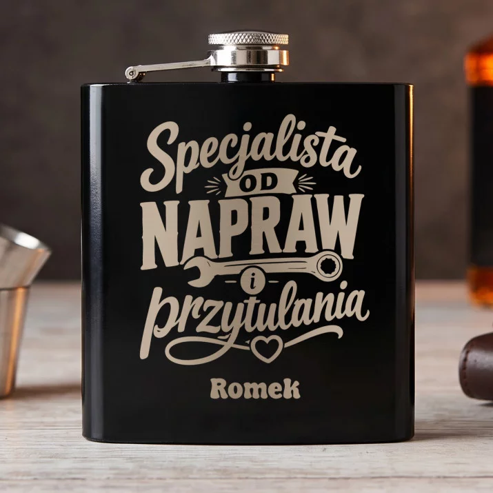 Piersiówka z Grawerem Dla Męża Prezent Na Rocznicę Ślubu Dla Mężczyzny: Specjalista Od Napraw I