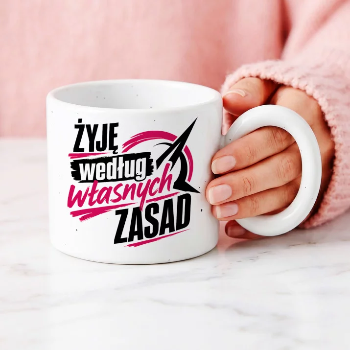 Kubek Z Okrągłym Uchem Dla 24 Latki Prezent Na 20 Urodziny Dla Kobiety: Manifest Niezależności Kubek Z Okrągłym Uchem Dla 24 Latki Prezent Na 20 Urodziny Dla Kobiety: Manifest Niezależności
