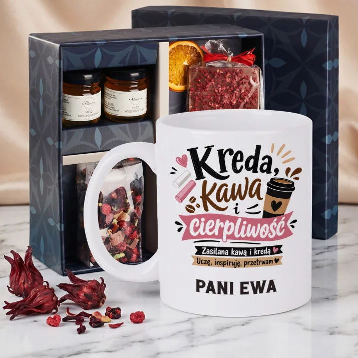 Zestaw Prezenowy z Kubkiem Dla Nauczycielki Na Dzień Nauczyciela Dla Kobiety: Kreda, Kawa I Cierpliwość Zestaw Prezenowy z Kubkiem Dla Nauczycielki Na Dzień Nauczyciela Dla Kobiety: Kreda, Kawa I Cierpliwość