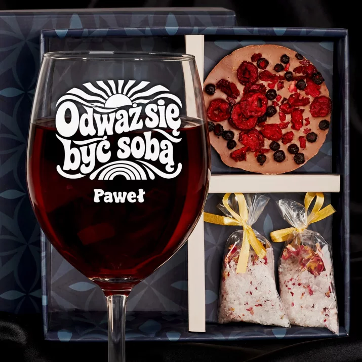 Zestaw Prezenowy z Kieliszkiem do Wina Dla 19 Latka Dla Mężczyzny: Odważ Się Być Sobą Zestaw Prezenowy z Kieliszkiem do Wina Dla 19 Latka Dla Mężczyzny: Odważ Się Być Sobą
