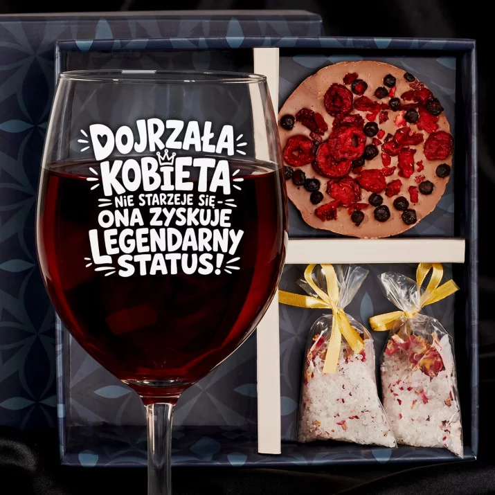 Zestaw Prezenowy Z Kieliszkiem Do Wina Dla Dojrzałej Kobiety: Legendarny Status Kobiety Zestaw Prezenowy Z Kieliszkiem Do Wina Dla Dojrzałej Kobiety: Legendarny Status Kobiety