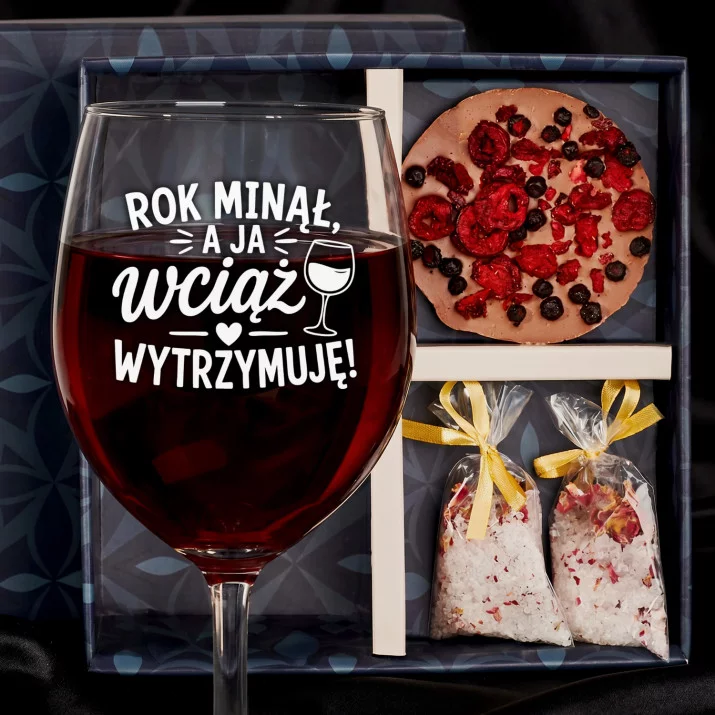 Zestaw Prezenowy Z Kieliszkiem Do Wina Na 1 Rocznicę Ślubu: Rok Minął, Wciąż Wytrzymuję Zestaw Prezenowy Z Kieliszkiem Do Wina Na 1 Rocznicę Ślubu: Rok Minął, Wciąż Wytrzymuję