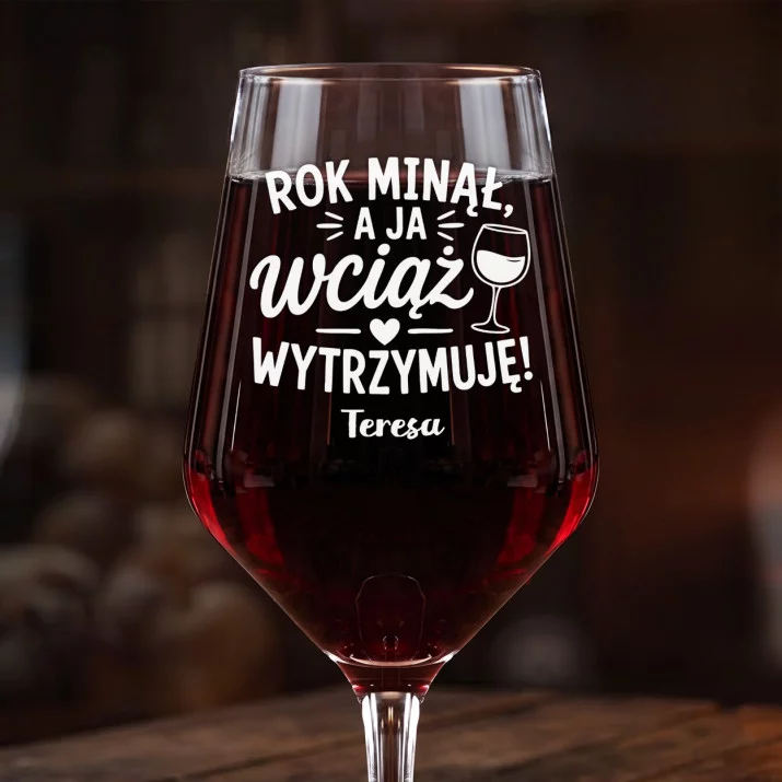 Mega Kieliszek Do Wina z Grawerem Na 1 Rocznicę Ślubu Prezent Dla Kobiety: Rok Minął, Wciąż Mega Kieliszek Do Wina z Grawerem Na 1 Rocznicę Ślubu Prezent Dla Kobiety: Rok Minął, Wciąż