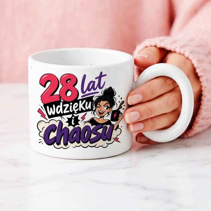 Kubek Z Okrągłym Uchem Dla 28 Latki Prezent Na 25 Urodziny Dla Kobiety: Wdzięk I Chaos Kubek Z Okrągłym Uchem Dla 28 Latki Prezent Na 25 Urodziny Dla Kobiety: Wdzięk I Chaos