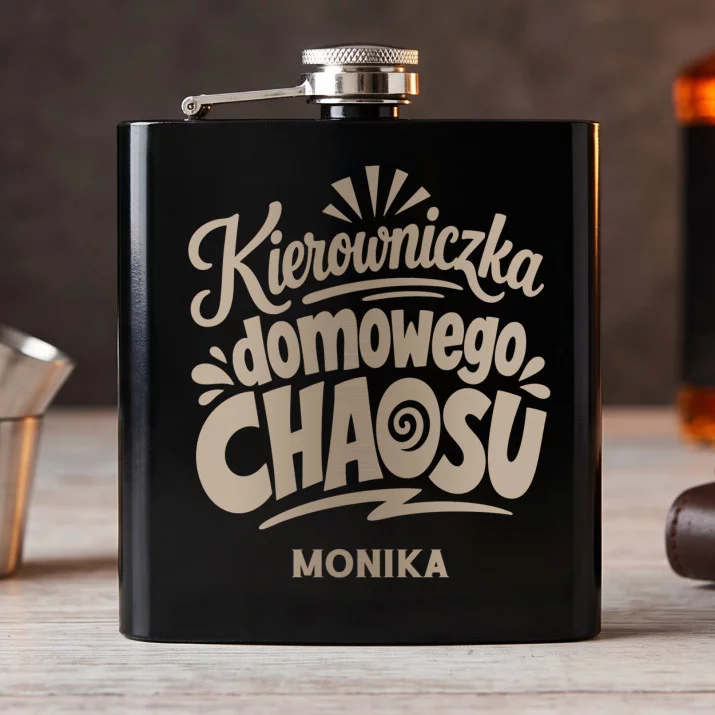 Piersiówka z Grawerem Na Mikołajki Prezent Dla Kobiety: Kierowniczka Domowego Piersiówka z Grawerem Na Mikołajki Prezent Dla Kobiety: Kierowniczka Domowego