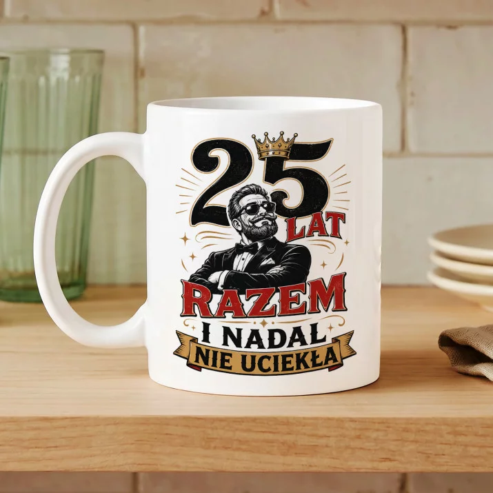 Kubek Z Nadrukiem Na 25 Rocznicę Ślubu Prezent Dla Mężczyzny: Nadal Nie Uciekła Kubek Z Nadrukiem Na 25 Rocznicę Ślubu Prezent Dla Mężczyzny: Nadal Nie Uciekła
