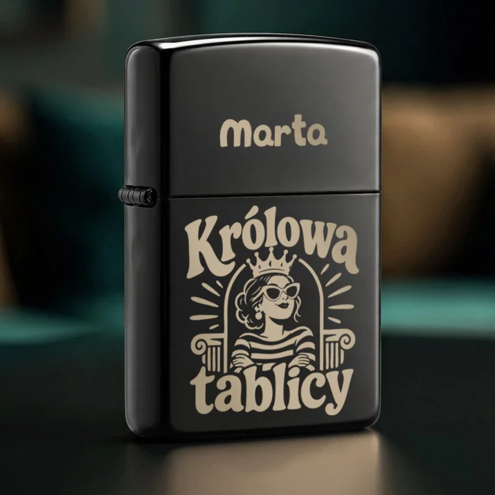Zapalniczka z Grawerem Na Dzień Nauczyciela Prezent Dla Nauczyciela Kobiety: Królowa Tablicy