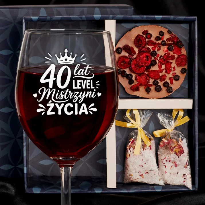Zestaw Prezenowy Z Kieliszkiem Do Wina Dla Kobiety 40 Lat: 40 Level Mistrzyni Zestaw Prezenowy Z Kieliszkiem Do Wina Dla Kobiety 40 Lat: 40 Level Mistrzyni