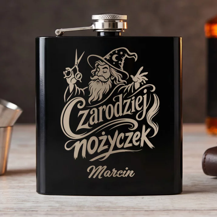 Piersiówka Z Grawerem Dla Fryzjera Prezent Dla Mężczyzny: Fryzjerska Magia Piersiówka Z Grawerem Dla Fryzjera Prezent Dla Mężczyzny: Fryzjerska Magia