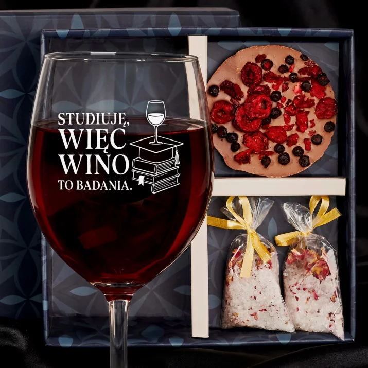 Zestaw Prezenowy Z Kieliszkiem Do Wina Dla Studentki: Wino To Badania Zestaw Prezenowy Z Kieliszkiem Do Wina Dla Studentki: Wino To Badania