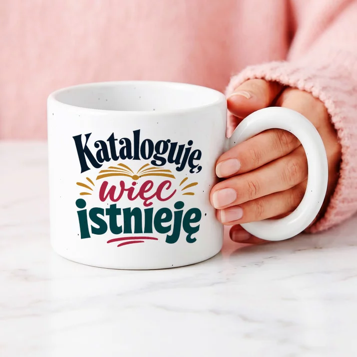 Kubek Z Okrągłym Uchem Dla Bibliotekarki Prezent Dla Kobiety: Humor Biblioteczny Kubek Z Okrągłym Uchem Dla Bibliotekarki Prezent Dla Kobiety: Humor Biblioteczny