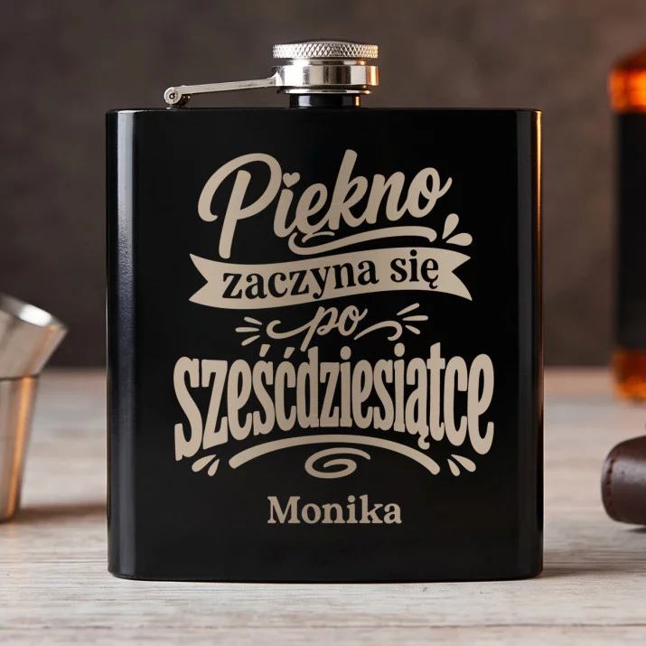 Piersiówka z Grawerem Na 60 Urodziny Prezent Dla 60 Latki Kobiety: Piękno Zaczyna Się Po Piersiówka z Grawerem Na 60 Urodziny Prezent Dla 60 Latki Kobiety: Piękno Zaczyna Się Po