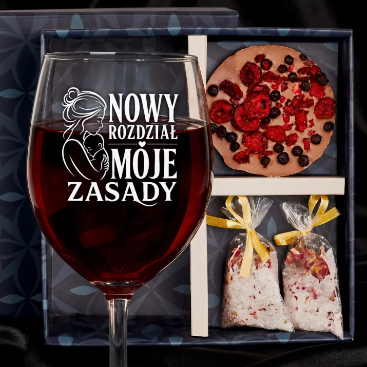 Zestaw Prezenowy Z Kieliszkiem Do Wina Dla Noworodka I Mamy: Nowy Rozdział Moje Zasady Zestaw Prezenowy Z Kieliszkiem Do Wina Dla Noworodka I Mamy: Nowy Rozdział Moje Zasady